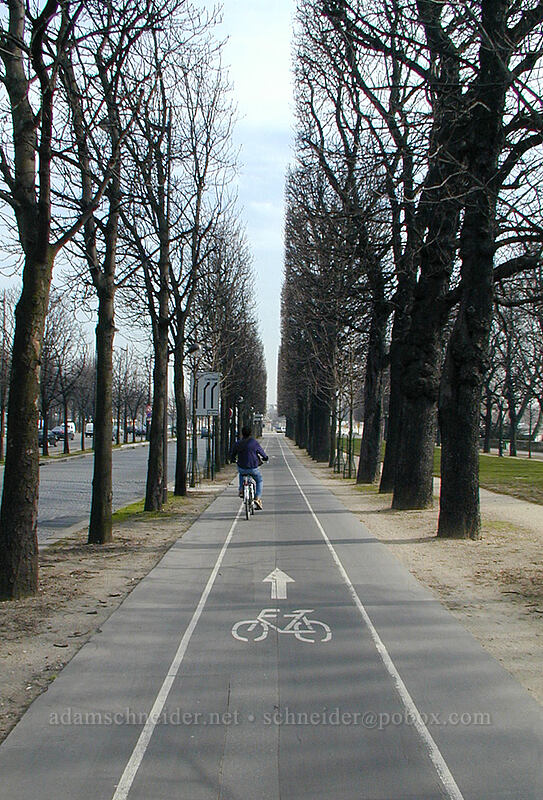 bike path [Quai d'Orsay, Paris, Île-de-France, France]
