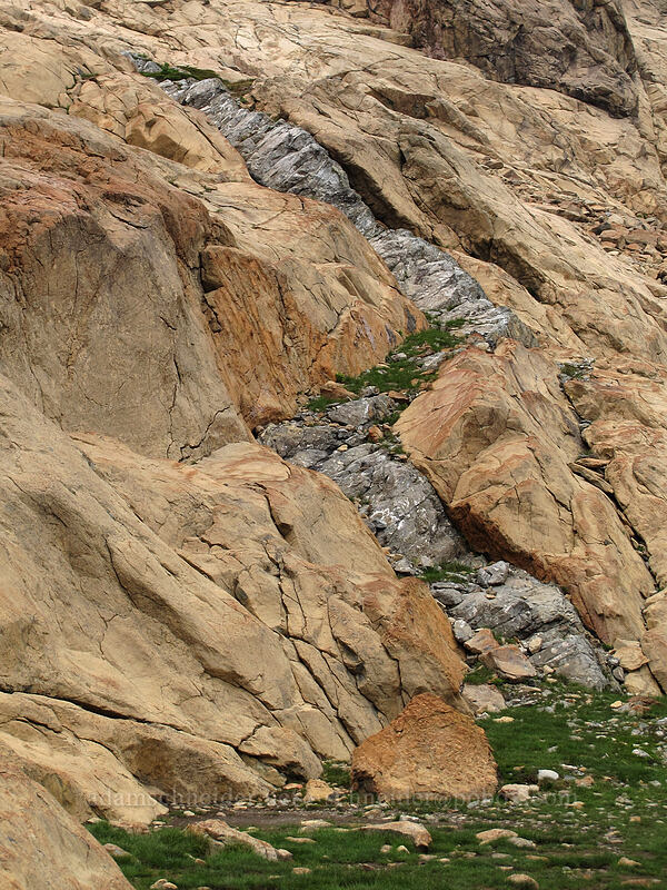 vein of gray rock among the reddish rock [Lake Ingalls, Alpine Lakes Wilderness, Chelan County, Washington]