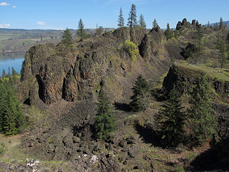Memaloose Pinnacles [Memaloose Overlook, Mosier, Wasco County, Oregon]