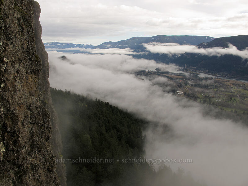 cliff & North Bonneville [Hamilton Mountain Trail, Beacon Rock State Park, Skamania County, Washington]
