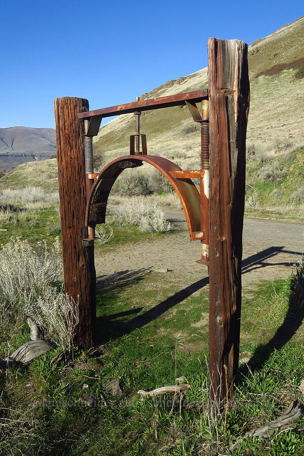 horse scratcher? [Deschutes River Trail, Deschutes River State Recreation Area, Sherman County, Oregon]