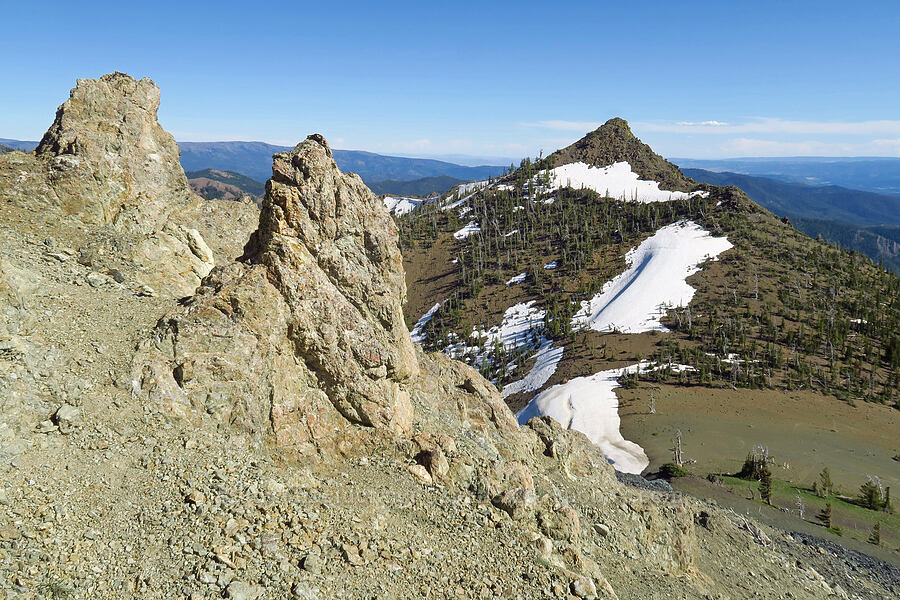 crags & Freedom Peak [between Navaho Peak & Freedom Peak, Okanogan-Wenatchee National Forest, Kittitas County, Washington]