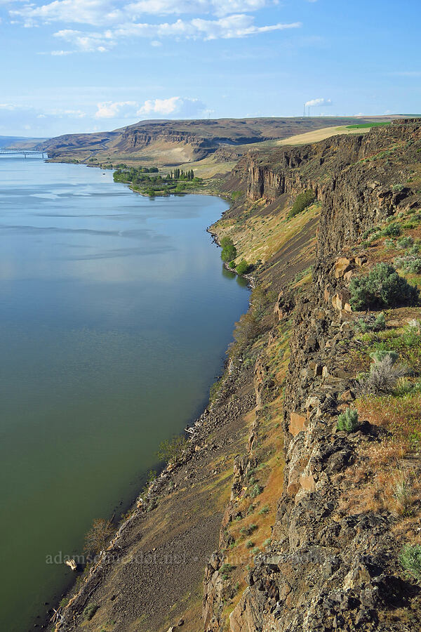 Columbia River (Wanapum Lake) [Basalt Pillars, Grant County, Washington]