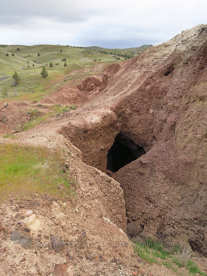 hole in the hills [near Sorefoot Creek, Wasco County, Oregon]