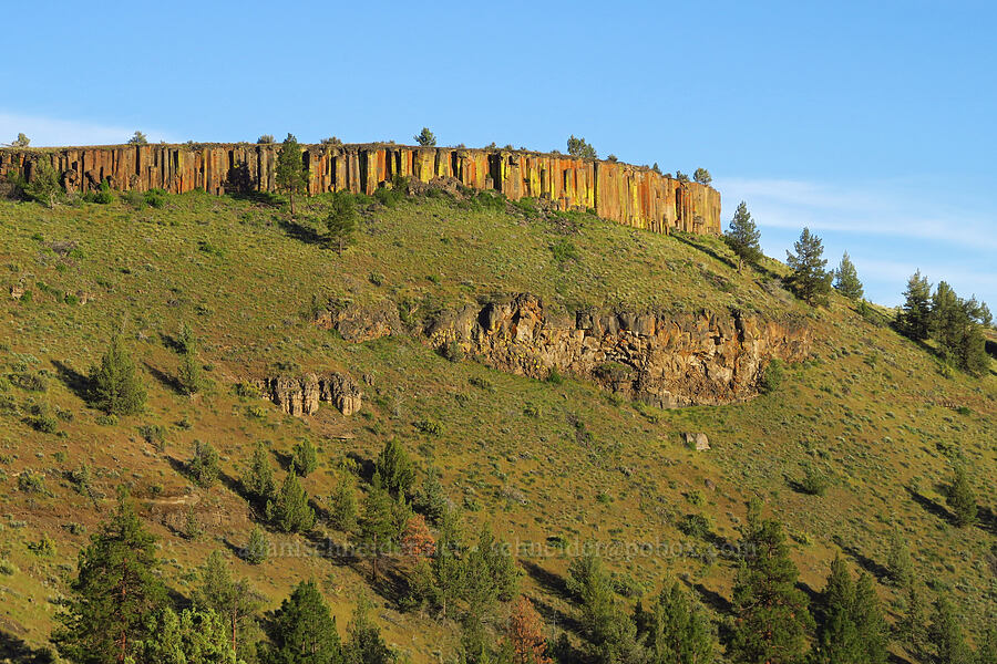 colorful rimrock [Forest Road 6360, Crooked River National Grassland, Jefferson County, Oregon]